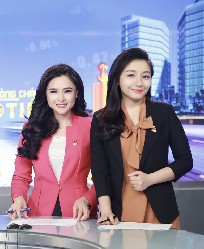 Các BTV truyền hình ngẫu hứng, đàn hát Người hãy quên em đi - Ảnh 4.