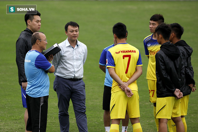 Viện binh của bầu Đức ra mắt, thầy Park khởi động U23 Việt Nam với sự theo dõi của vợ - Ảnh 9.