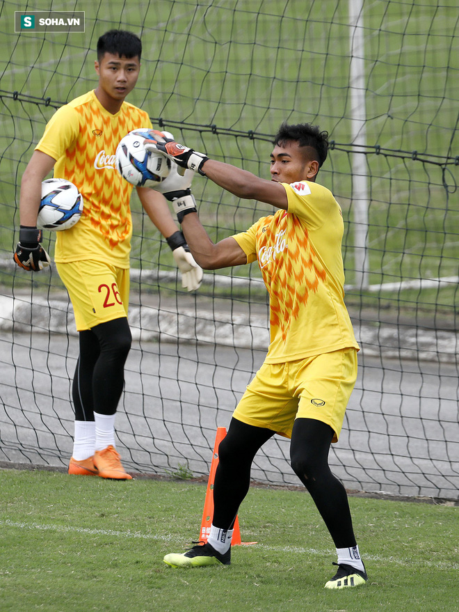 Viện binh của bầu Đức ra mắt, thầy Park khởi động U23 Việt Nam với sự theo dõi của vợ - Ảnh 7.