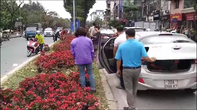 Lãnh đạo cty cây xanh đề nghị trích xuất camera tìm những người đánh ô tô hôi hoa ở trung tâm Hà Nội - Ảnh 1.