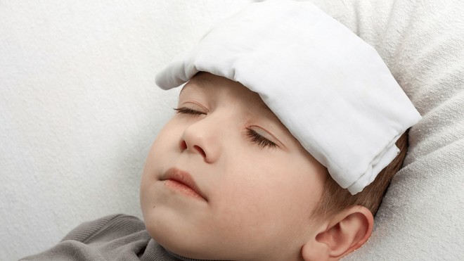 6 cách hạ sốt hiệu quả, an toàn và nhanh chóng khi trẻ bị sốt: Cha mẹ nên biết - Ảnh 3.