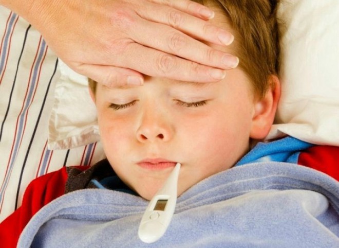 6 cách hạ sốt hiệu quả, an toàn và nhanh chóng khi trẻ bị sốt: Cha mẹ nên biết - Ảnh 2.