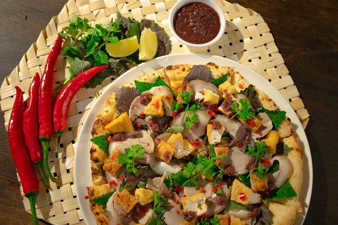 Pizza bún đậu mắm tôm gây tranh cãi: Biến tấu hợp lý hay nhân một đằng, bánh một nẻo? - Ảnh 1.