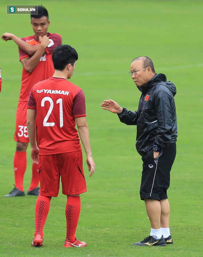 HLV Park Hang-seo tươi cười hỏi thăm, trêu đùa lá chắn thép Trần Đình Trọng - Ảnh 4.