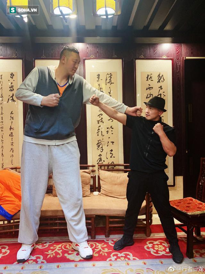 Đệ nhất Thiếu Lâm tuyên bố hạ gục “người khổng lồ” giữ kỷ lục Guinness với chiều cao 2m36 - Ảnh 1.