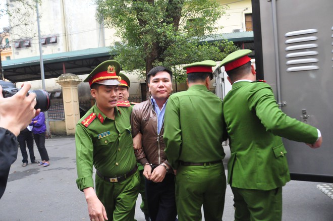 Mẹ cô gái gào khóc oán trách nam ca sỹ Châu Việt Cường tại phiên toà - Ảnh 6.