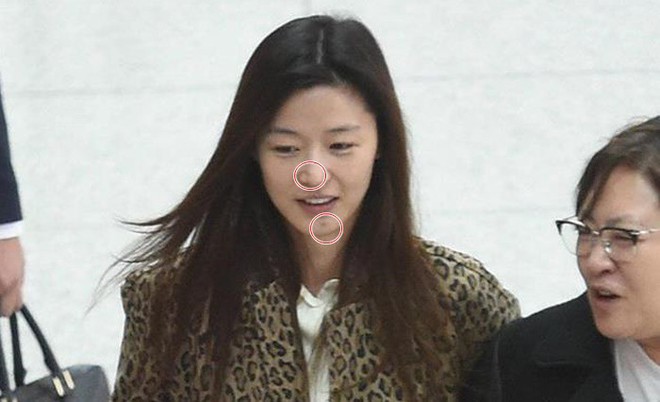 Nữ hoàng sắc đẹp xứ Hàn Jeon Ji Hyun cuối cùng đã lộ khuyết điểm, lại còn rõ mồn một tại sân bay - Ảnh 3.