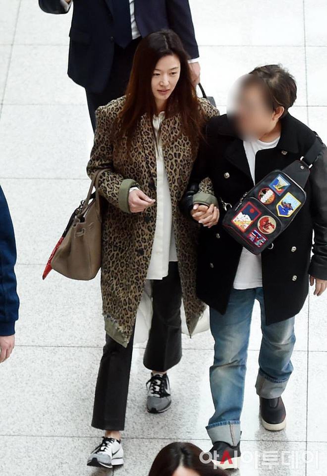 Nữ hoàng sắc đẹp xứ Hàn Jeon Ji Hyun cuối cùng đã lộ khuyết điểm, lại còn rõ mồn một tại sân bay - Ảnh 5.
