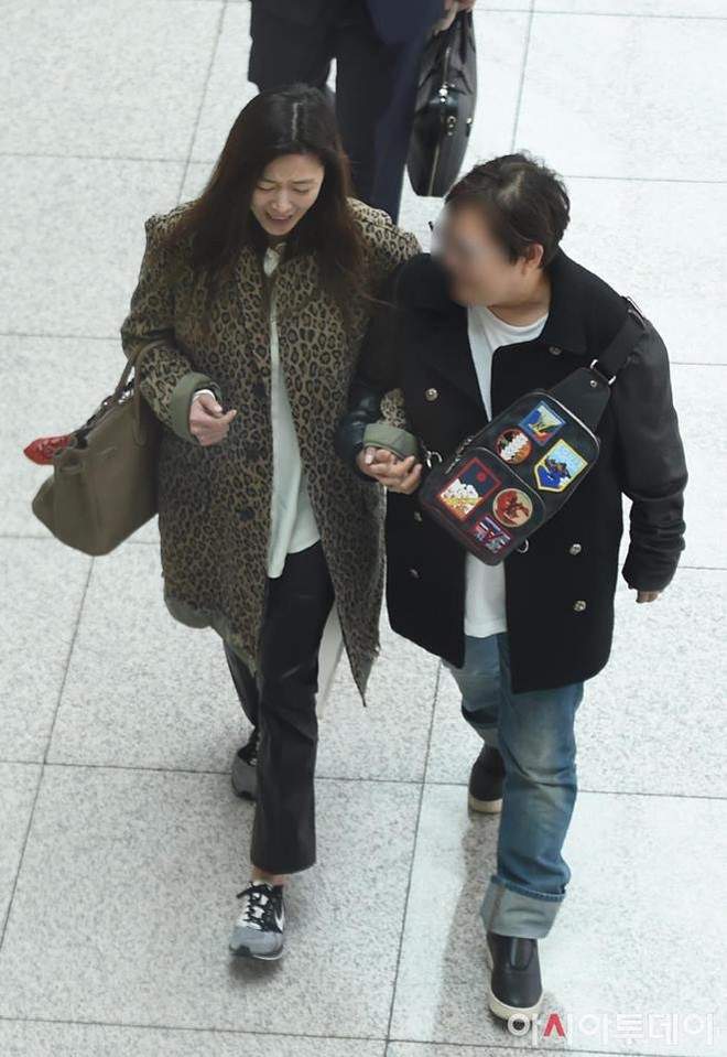 Nữ hoàng sắc đẹp xứ Hàn Jeon Ji Hyun cuối cùng đã lộ khuyết điểm, lại còn rõ mồn một tại sân bay - Ảnh 6.