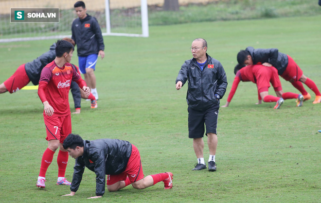 HLV Park Hang-seo nghiêm khắc, giơ tay dọa đánh học trò ở U23 Việt Nam - Ảnh 10.