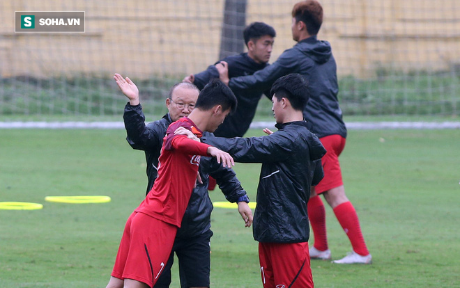 HLV Park Hang-seo nghiêm khắc, giơ tay dọa đánh học trò ở U23 Việt Nam - Ảnh 4.