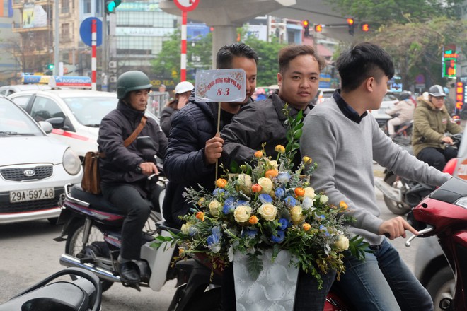 Nam giới đổ xô chọn quà 8/3, chen lấn mua hoa dưới trời mưa - Ảnh 4.