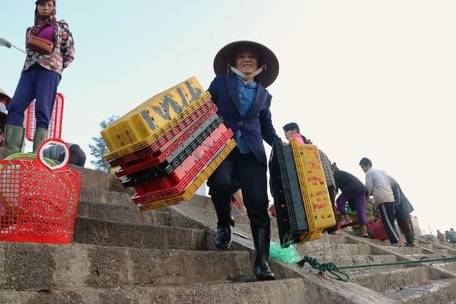 Nhọc nhằn những nữ phu đội cả tấn cá nơi cửa biển - Ảnh 14.