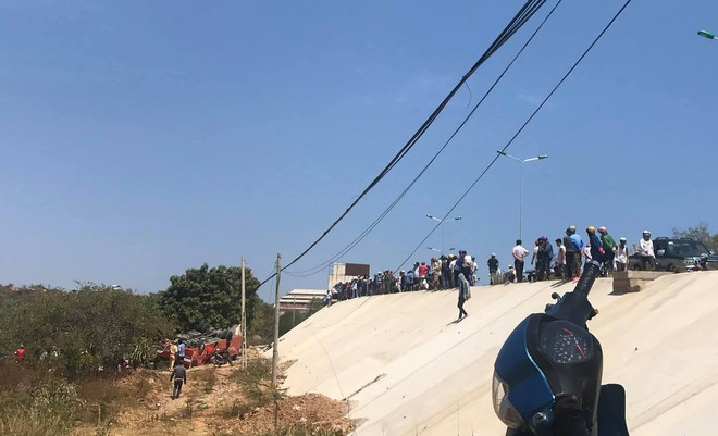 Hiện trường thảm khốc vụ xe chở du khách nước ngoài lao xuống vực ở Bình Thuận - Ảnh 2.