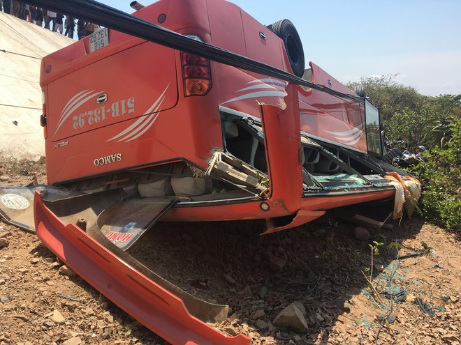 Hiện trường thảm khốc vụ xe chở du khách nước ngoài lao xuống vực ở Bình Thuận - Ảnh 7.