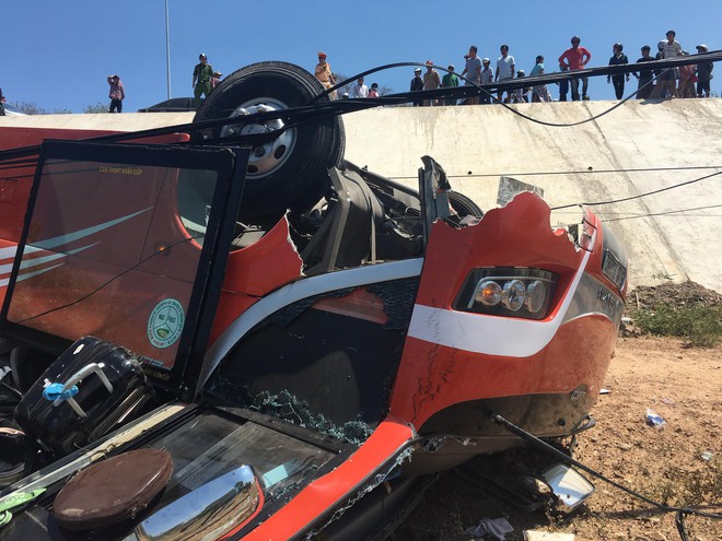 Hiện trường thảm khốc vụ xe chở du khách nước ngoài lao xuống vực ở Bình Thuận - Ảnh 10.