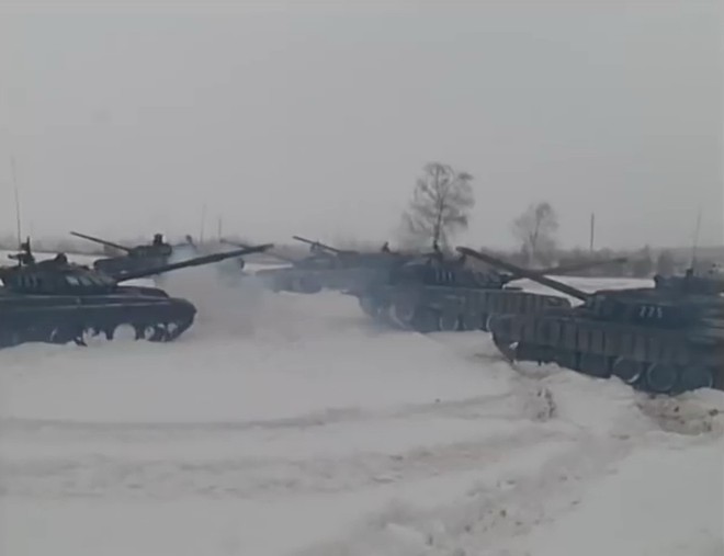 Lính xe tăng Nga chào mừng ngày 8/3 theo cách có một không hai - Ảnh 1.