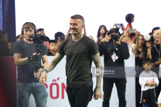 Cập nhật sự kiện có mặt David Beckham tại Việt Nam: Nam cầu thủ nước Anh học làm gỏi cuốn, thân thiện giao lưu với hàng trăm khán giả - Ảnh 1.