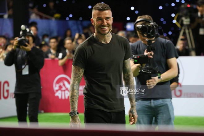 Cập nhật sự kiện có mặt David Beckham tại Việt Nam: Nam cầu thủ nước Anh học làm gỏi cuốn, thân thiện giao lưu với hàng trăm khán giả - Ảnh 7.