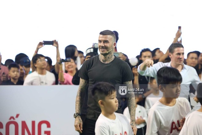 Cập nhật sự kiện có mặt David Beckham tại Việt Nam: Nam cầu thủ nước Anh học làm gỏi cuốn, thân thiện giao lưu với hàng trăm khán giả - Ảnh 8.