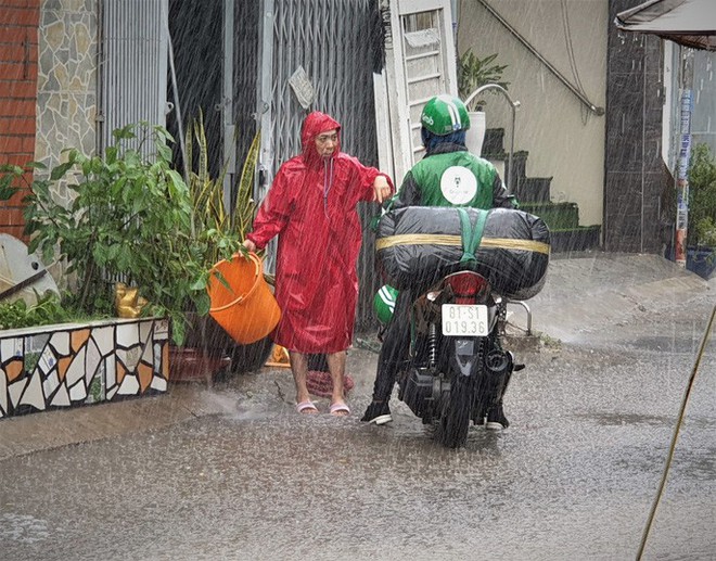 Mưa vàng sẽ xuất hiện liên tiếp ở TP HCM để giải nhiệt trong 2 ngày tới - Ảnh 4.