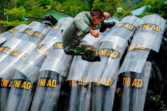 24h qua ảnh: Binh sĩ Indonesia diễn tập chống khủng bố như phim hành động - Ảnh 3.