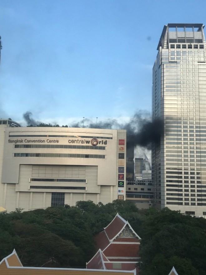 Cháy kinh hoàng ở trung tâm thương mại Bangkok, nhiều nạn nhân nhảy xuống từ tầng cao - Ảnh 9.