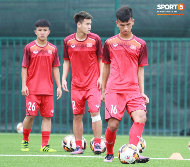 U18 Việt Nam hối hả tập luyện chuẩn bị cho giải Tứ hùng ở Trung Quốc - Ảnh 1.