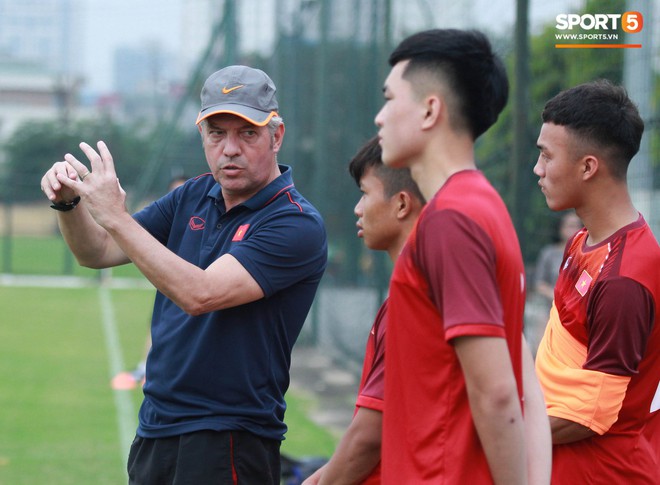 U18 Việt Nam hối hả tập luyện chuẩn bị cho giải Tứ hùng ở Trung Quốc - Ảnh 8.