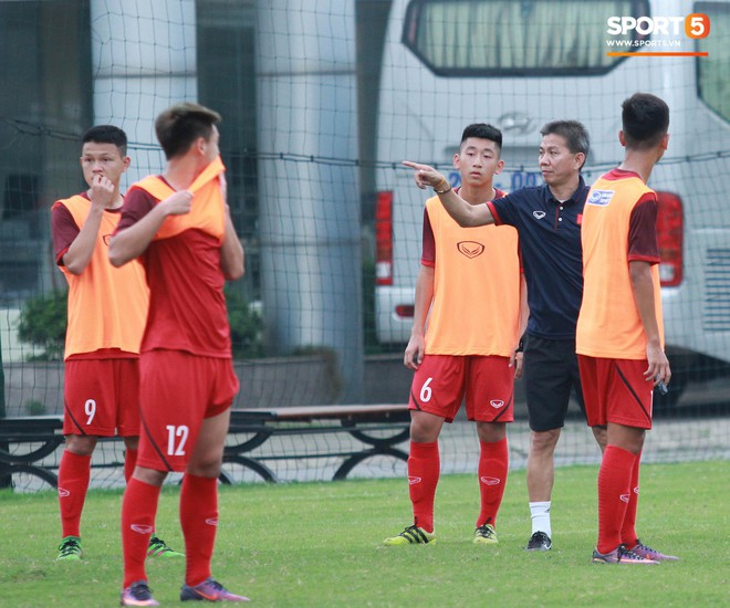 U18 Việt Nam hối hả tập luyện chuẩn bị cho giải Tứ hùng ở Trung Quốc - Ảnh 10.