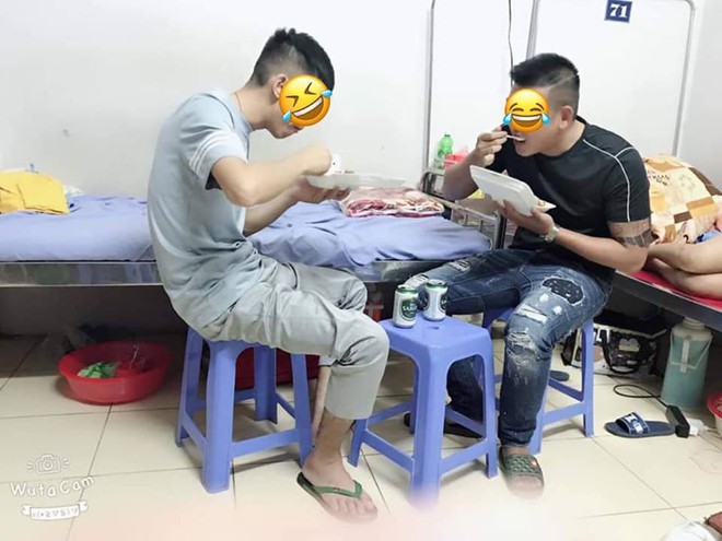 Hai ông bố trẻ ăn vội hộp cơm, uống lon bia trong viện những ngày chăm vợ đẻ gây thích thú - Ảnh 1.