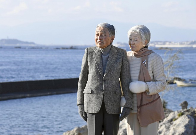 Chuyện tình lãng mạn 60 năm của Vua và Hoàng hậu Nhật Bản: Dù bao năm đi nữa vẫn vui vẻ chơi tennis cùng nhau - Ảnh 16.