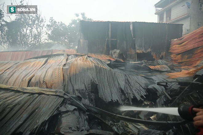 Hiện trường vụ cháy 4 xưởng trong đêm khiến 8 người chết và mất tích ở Hà Nội - Ảnh 5.