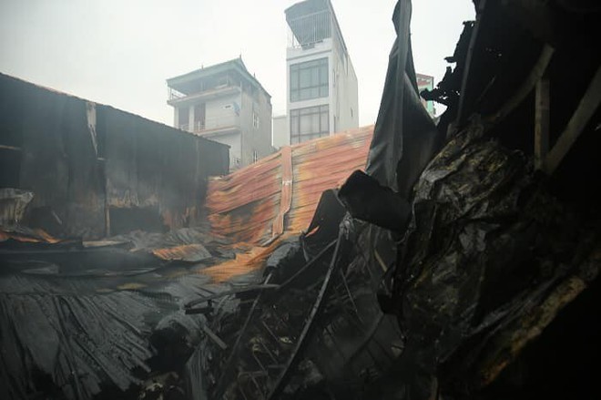 NÓNG: 8 người chết và mất tích trong vụ cháy nhà xưởng ở Hà Nội - Ảnh 2.