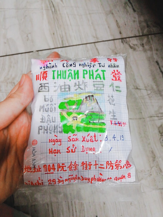 Chuyện gói đậu phộng vẽ tay giá 2 ngàn đồng của một người cha ở Sài Gòn: Chú sẽ ở đây, đợi các con trở về - Ảnh 1.