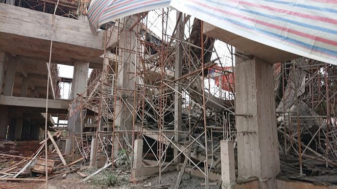 Sập tòa nhà đang xây ở Đắk Lắk, nhiều người bị thương - Ảnh 4.