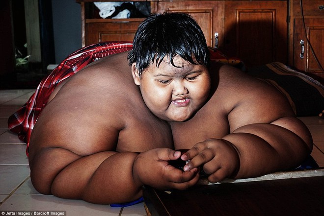 Từng được coi là ‘bé trai nặng nhất thế giới’, cậu bé Indonesia béo đến không thể đi học nổi giờ ra sao - Ảnh 4.