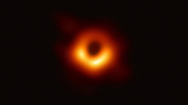 Lý giải nguyên nhân ảnh chụp hố đen vũ trụ có vòng tròn màu cam - Ảnh 1.