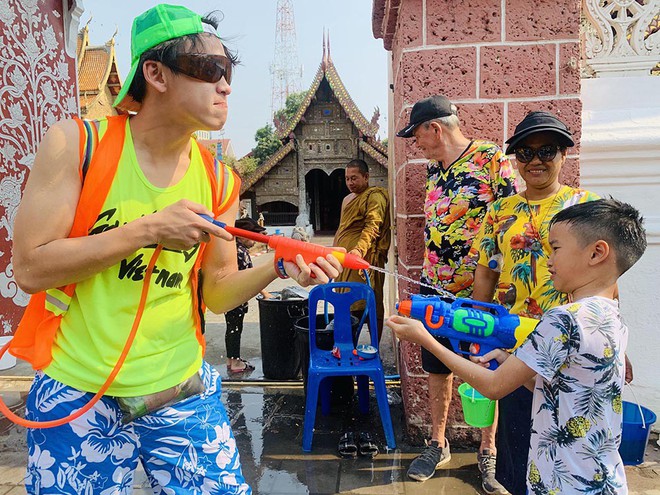MC Quang Bảo khiến gây cười tại Tết té nước Thái Lan - Ảnh 4.