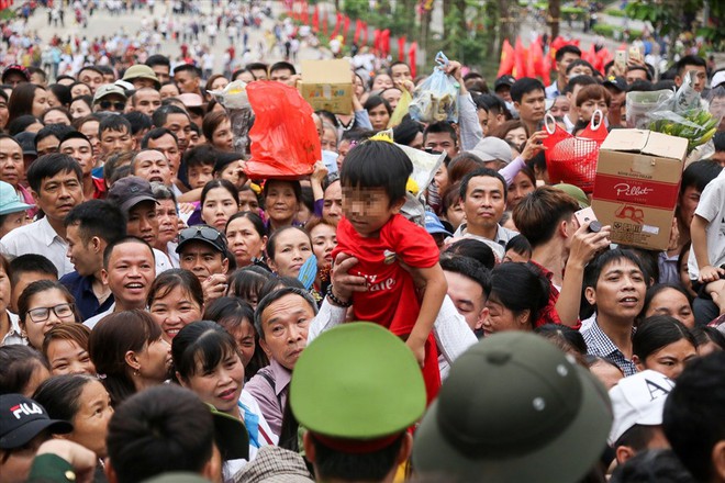 Biển người thập phương đổ về dâng hương ngày Quốc giỗ ở Đền Hùng - Ảnh 1.