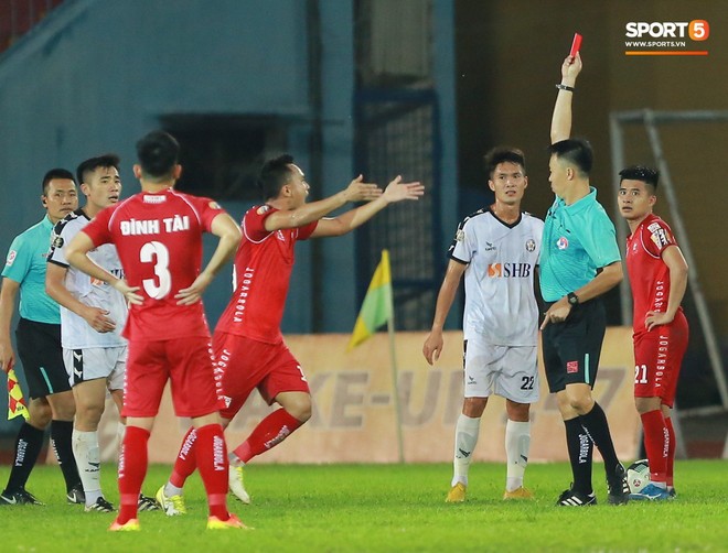 CĐV Hải Phòng quây chặt xe đội khách, quát nạt cầu thủ Đà Nẵng sau trận đấu có 2 thẻ đỏ - Ảnh 1.