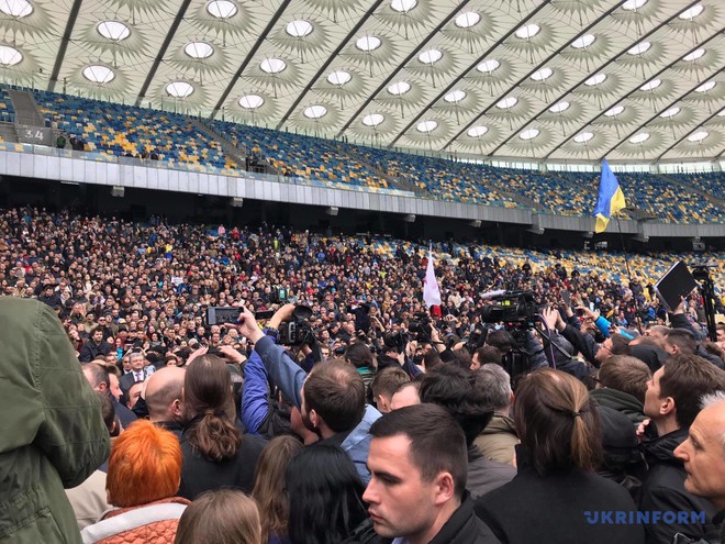 Tranh luận 14-14-14: Tổng thống Poroshenko bị danh hài cho leo cây, phải độc thoại suốt 45 phút - Ảnh 2.