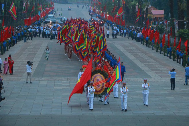 Chủ tịch Quốc hội Nguyễn Thị Kim Ngân dâng hương các Vua Hùng - Ảnh 5.