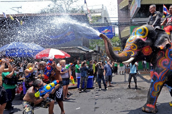 Xuân Trường và các đồng đội quẩy tưng bừng trong lễ hội té nước hoành tráng tại Thái Lan - Ảnh 5.