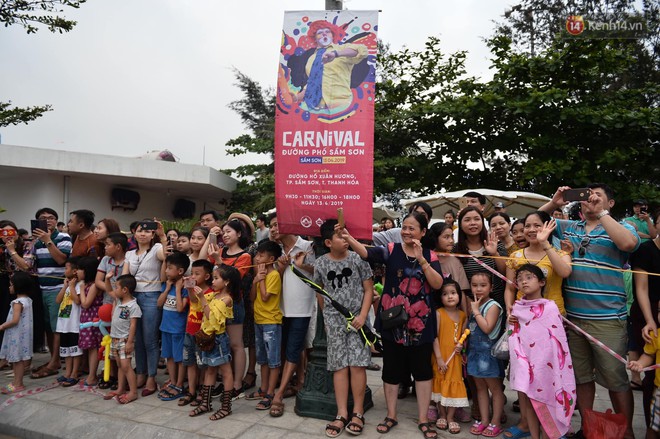 Nóng bỏng mắt màn trình diễn múa Carnival đường phố của các vũ công ngoại quốc tại Sầm Sơn - Ảnh 8.