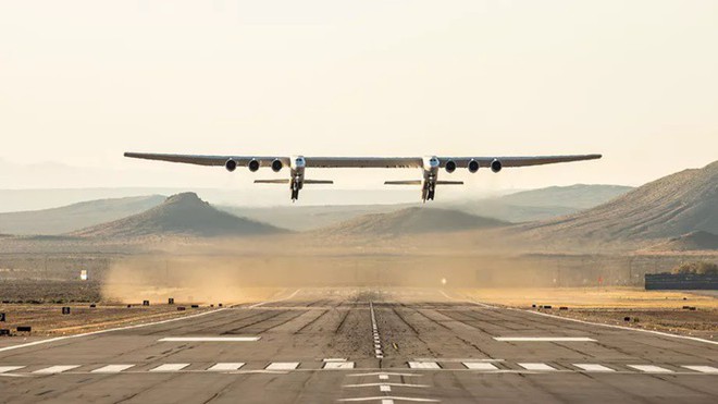 Máy bay lớn nhất thế giới thực hiện thành công chuyến bay đầu tiên - Ảnh 1.
