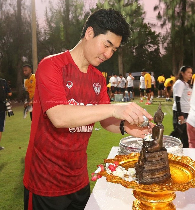 Văn Lâm đón tết Songkran cùng Muangthong - Ảnh 1.