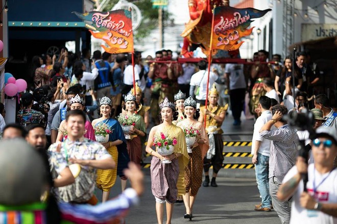 Dân tình náo loạn với nhan sắc cực phẩm của nữ thần Thungsa trong lễ Songkran 2019 tại Thái Lan - Ảnh 16.