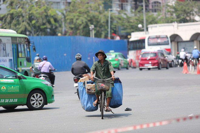 Nắng nóng ngộp thở, nhiệt độ ngoài trời ở TP HCM có thể trên 40 độ C - Ảnh 4.