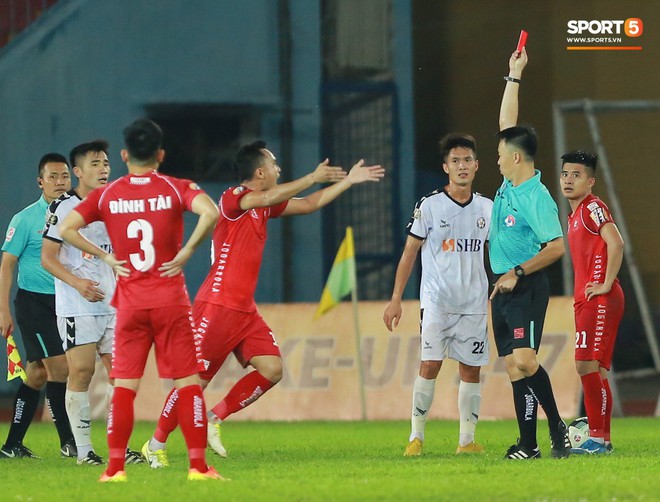 Cầu thủ Đà Nẵng bị HLV Huỳnh Đức mắng xối xả, cúi gằm mặt rời sân Lạch Tray - Ảnh 7.